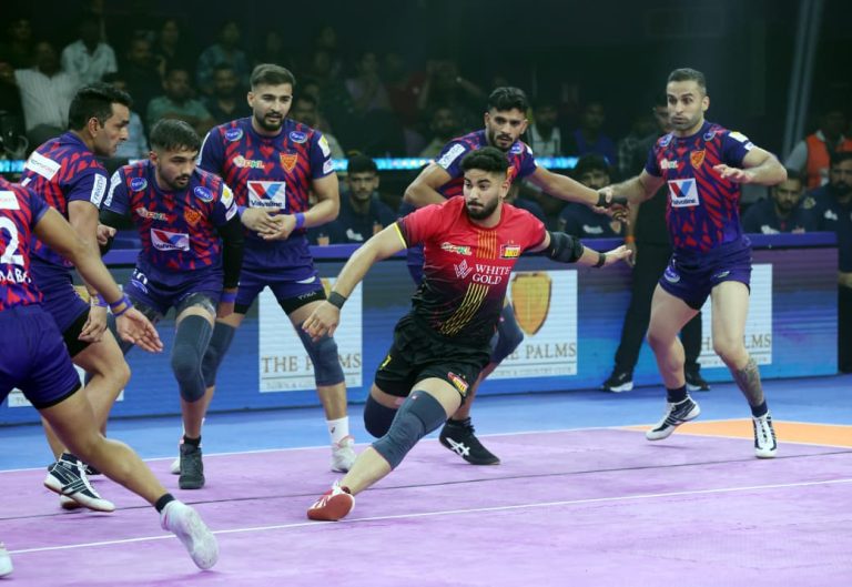 Ashu Malik combines with experienced defence to lead Dabang Delhi to impressive seven-point victory over Bengaluru Bulls